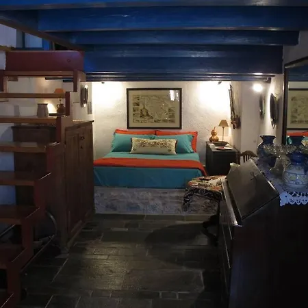 Blue Door Apartment *